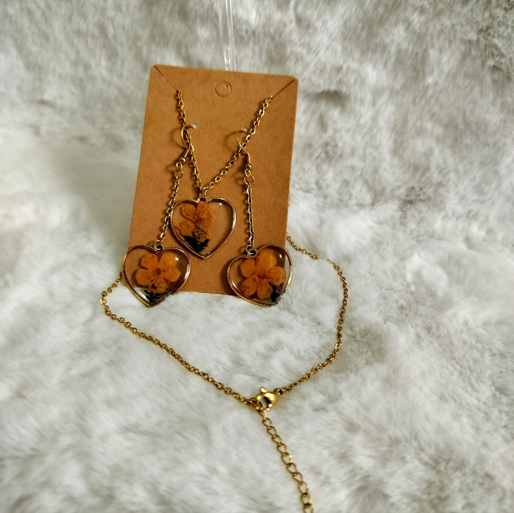 Gold Necklace Set With Natural Resin Preserved  Flower Heart and Earrings - Picture 7 of 8
